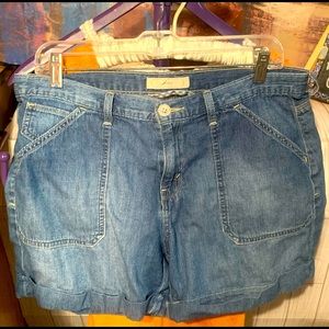 2/$25 🌵 Size 10 Levi’s shorts